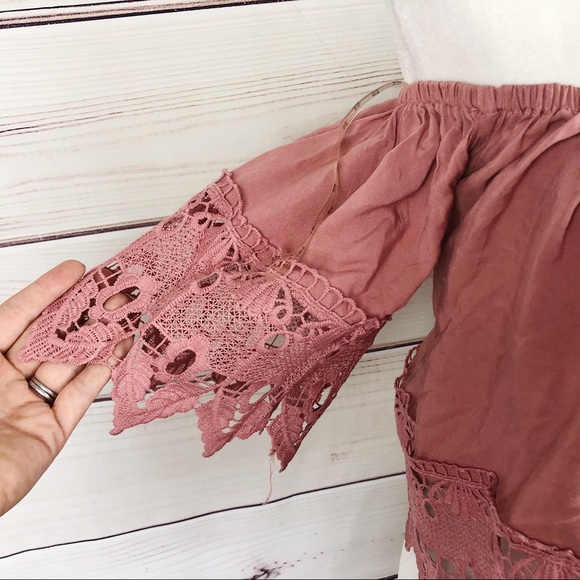 Iris ✨Anthro✨ Dusty Pink Lace Off the Shoulder Top Sz Large - Picture 4 of 7